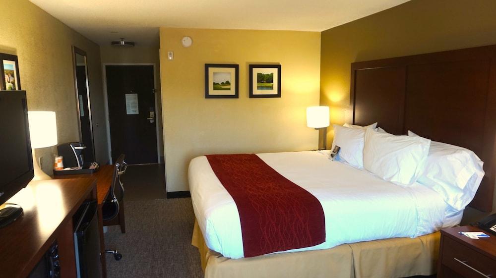 Comfort Inn & Suites Greenwood Near University Exterior photo