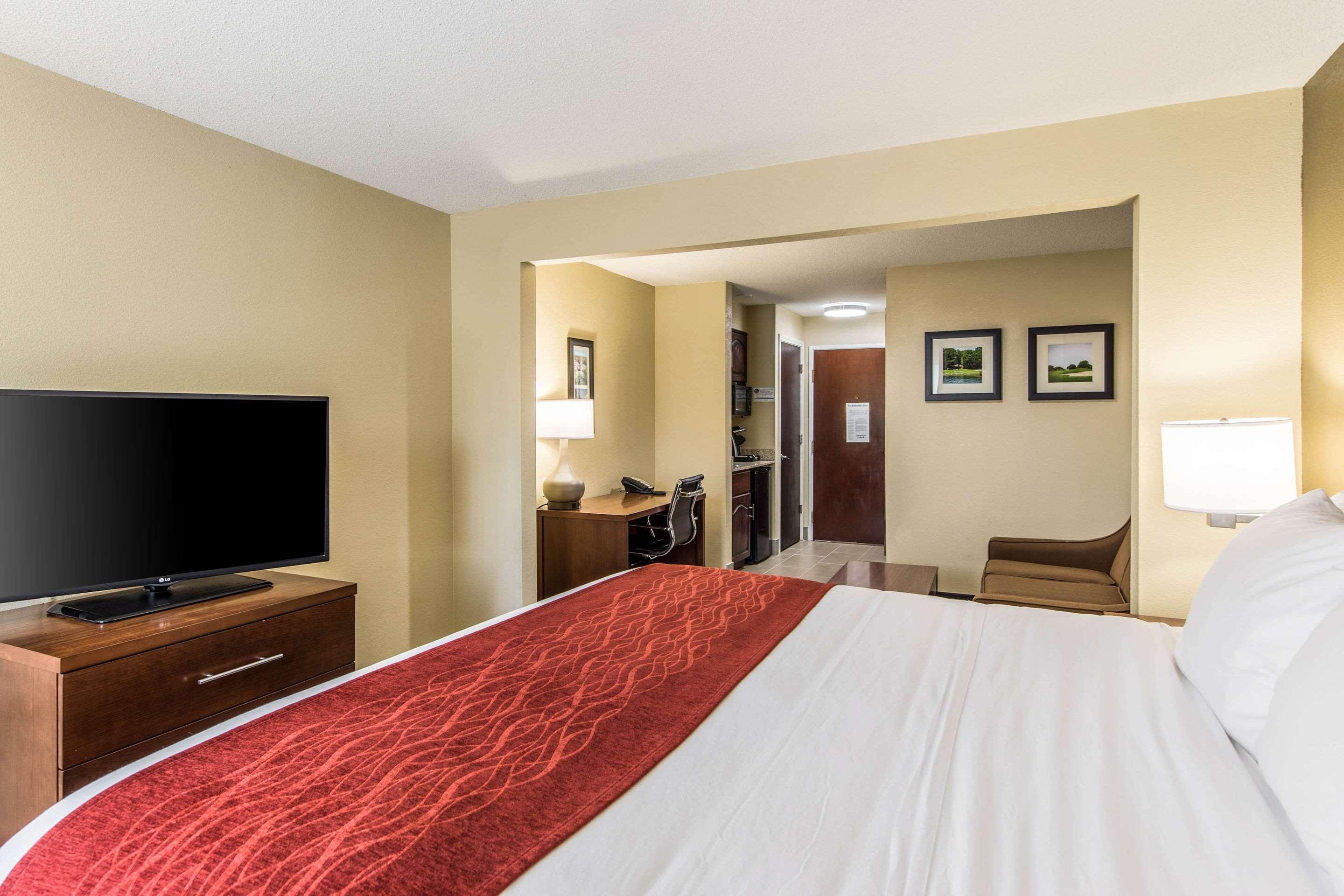 Comfort Inn & Suites Greenwood Near University Exterior photo