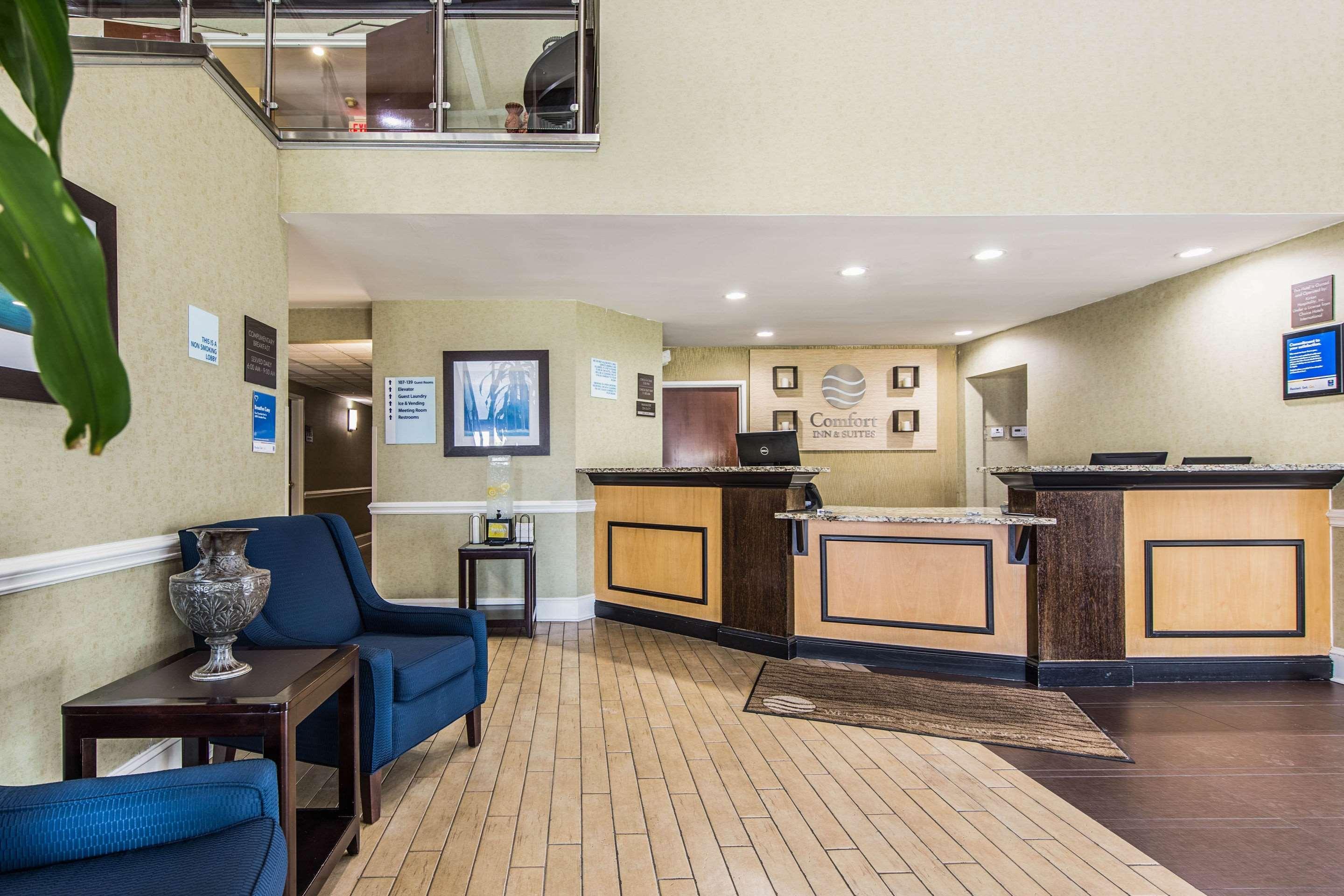 Comfort Inn & Suites Greenwood Near University Exterior photo