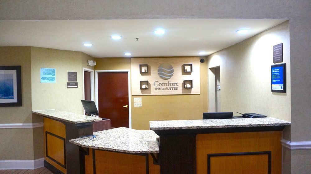 Comfort Inn & Suites Greenwood Near University Exterior photo