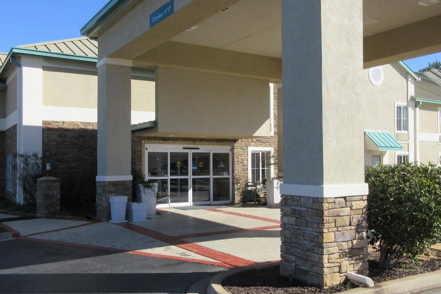 Comfort Inn & Suites Greenwood Near University Exterior photo
